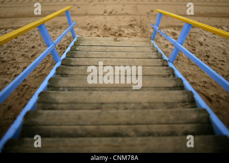 Gradini in legno che conduce alla spiaggia di Cleethorpes. Foto Stock