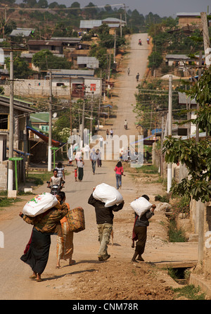 Scena di strada in una città rurale street tra Kalaw e Pindaya, Birmania Foto Stock