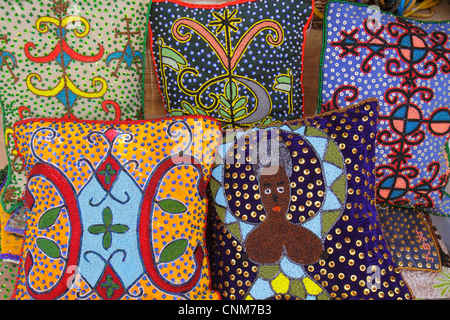 Miami Florida,Little Haiti,Caraibic Market Place Carnival,mercato,cuscini comunità,cuscini,fatti a mano,ricamati,ricami,temi haitiani,disp Foto Stock