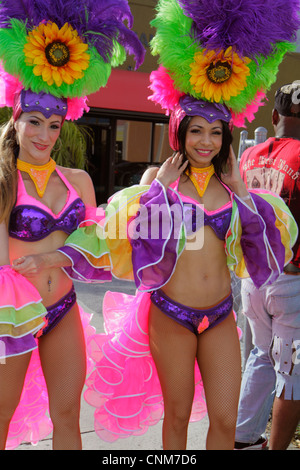 Miami Florida,Little Haiti,Carabi Market Place Carnival,mercato,comunità Mango's Tropical Cafe danzatori,donne ispaniche donne,costume,FL1 Foto Stock