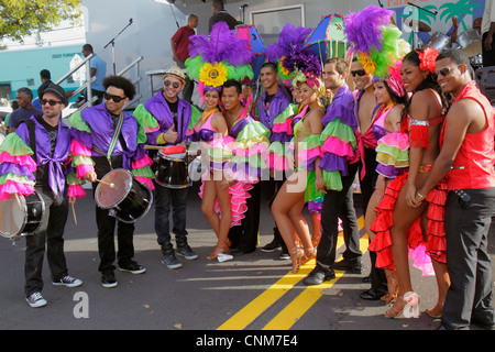 Miami Florida,Little Haiti,Carabi Market Place Carnival,mercato,comunità Mango's Tropical Cafe danzatori,africani neri,uomini ispanici Foto Stock