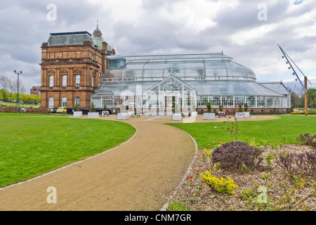 Palazzo del Popolo e giardini invernali in Glasgow Green park Glasgow Scozia Scotland Foto Stock