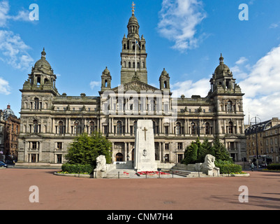 Glasgow City Chambers in George Square Glasgow Scozia con il Cenotafio nella parte anteriore Foto Stock