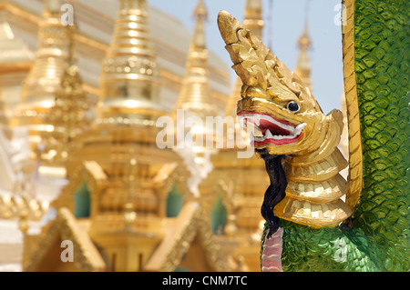 Dorare le immagini del Buddha, Shwedagon pagoda, Rangoon, Birmania Foto Stock