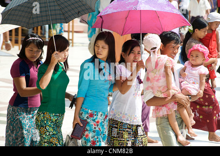 Una folla di persone a Shwedagon pagoda, Rangoon, la Birmania. Myanmar Foto Stock