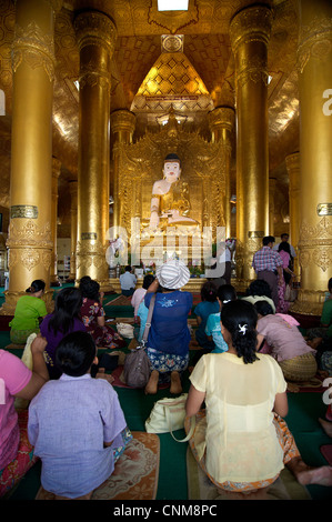 Per i fanatici buddisti all'interno Mahanthtoo Kanthat Pagoda, Pyin Oo Lwin, Birmania Foto Stock