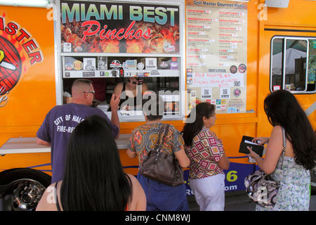 Miami Florida,Hialeah,Palm Avenue,Art on Palm,fair,festival,food truck,pinchos,line,queue,donne ispaniche femminile,uomo uomini maschio,pagamento transazione Foto Stock