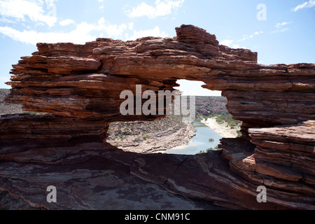 La vista attraverso il 'Nature finestra' rock formazione al Kalbarri River Gorges, Kalbarri, Western Australia. Foto Stock