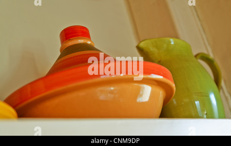 Medio Oriente tagine di forno e brocca su un generico cottage ripiano in Inghilterra Foto Stock