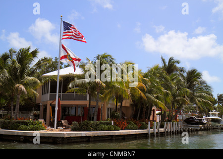 Florida Upper Key Largo Florida Keys, Blackwater Sound, Florida Bay, case sul lungomare, case, palme, bandiera, flagpole, FL120331034 Foto Stock