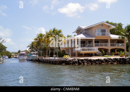 Florida Upper Key Largo Florida Keys, Blackwater Sound, Florida Bay, case sul lungomare, case, palme, barca, yacht, FL120331035 Foto Stock