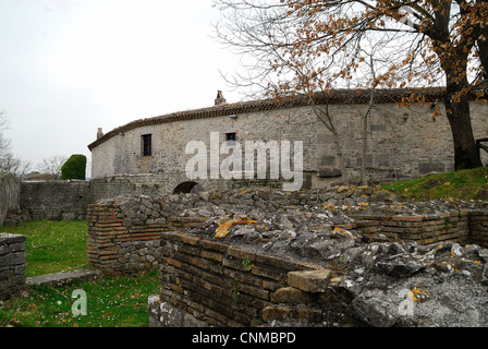 Saepinum, la postierla del teatro (Ifirst sec. dopo Cristo) e di una casa colonica costruita sulle rovine romane. Foto Stock