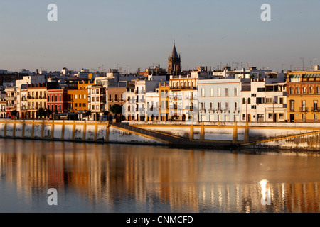 Banca del fiume Guadalquivir, Siviglia, in Andalusia, Spagna, Europa Foto Stock