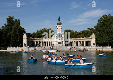 Gite in barca sul lago del Parco del Retiro di Madrid, Spagna, Europa Foto Stock
