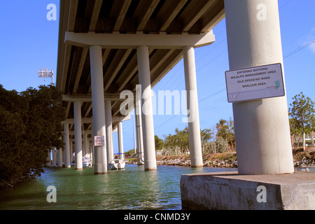 Florida Upper Key Largo Florida Keys, Lake Surprise, Crocodile Lake National Wildlife Refuge, acqua, US Highway Route 1, Overseas Highway, bridge, tresple, si Foto Stock