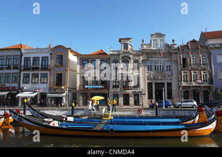 Moliceiro barche ormeggiate da uno stile Art Nouveau edifici lungo il canale centrale, Aveiro, Beira Litoral, Portogallo, Europa Foto Stock