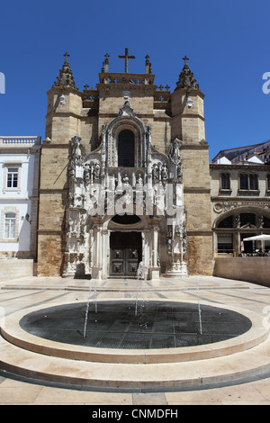 La chiesa di Santa Cruz, con facciata manuelina, sulla Praca 8 de Maio square, Coimbra, Beira Litoral, Portogallo, Europa Foto Stock