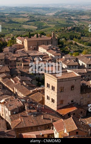 Vista aerea di San Gimignano con la Chiesa di Sant'Agostino (Sant'Agostino Chiesa) come visto dalla Torre Grossa torre, Toscana, Italia Foto Stock