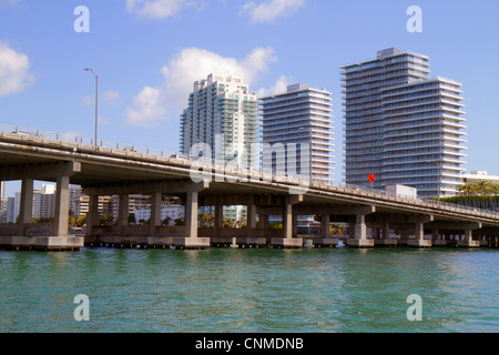 Miami Beach Florida,Biscayne Bay,MacArthur Causeway,bridge,Trestles,Bentley Bay,alto,condominio appartamenti condominio edificio Foto Stock