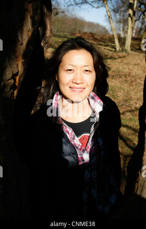 Ritratto sorridente donna asiatica guardando la fotocamera Foto Stock