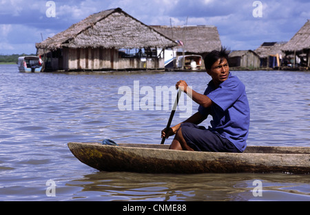 Uomo in canoa nel villaggio galleggiante di Belén. Iquitos, Perù. Foto Stock