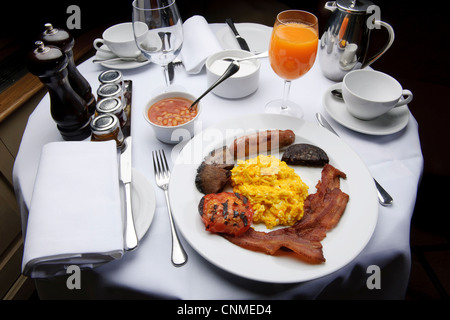 La completa prima colazione inglese con uova e bacon fritto nel ristorante elegante insalubre sani Foto Stock