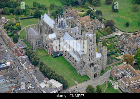 Fotografia aerea della Cattedrale di Ely e città circostanti. Foto Stock