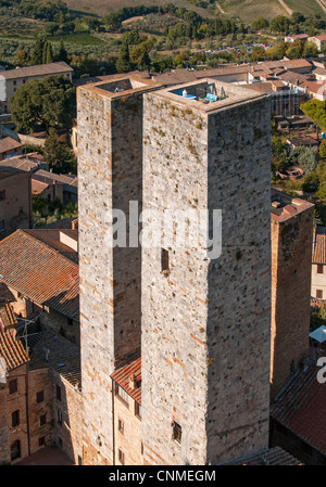 Torri dei Salvucci (Twin Towers ot Torri Gemelle) a Piazza del Duomo come visto dalla Torre Grossa, San Gimignano, Toscana, Italia Foto Stock