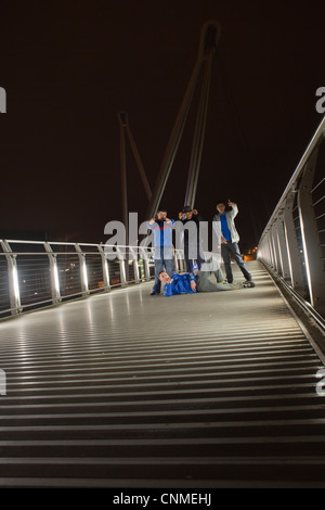 La corporation road equipaggio sul millennio passerella sul fiume Usk in Newport city centre. Foto Stock