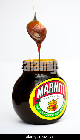 Marmite e cucchiaio su sfondo bianco Foto Stock