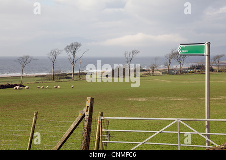 Cartello che indica un sentiero costiero tra Portencross e West Kilbride accanto al Firth of Clyde nel Nord Ayrshire, Scozia, Regno Unito Foto Stock