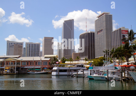 Miami Florida, Biscayne Bay, Bayside Marketplace Marina, skyline del centro, edifici per uffici, skyline della città, grattacielo alto grattacielo grattacieli edificio Foto Stock