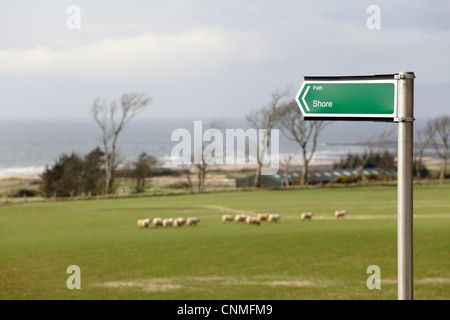 Cartello che indica un sentiero costiero tra Portencross e West Kilbride accanto al Firth of Clyde nel Nord Ayrshire, Scozia, Regno Unito Foto Stock