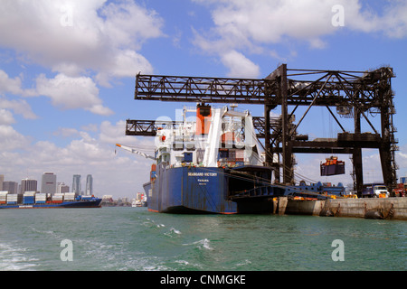 Miami Florida, Biscayne Bay, Porto di Miami, Dodge Island, nave container cargo, gru, mare, barca, skyline della città, FL120331186 Foto Stock