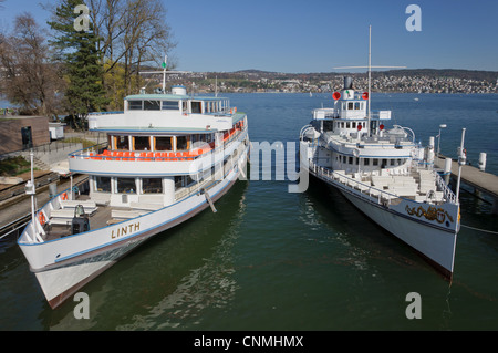 Due barche ormeggiate sul lago di Zurigo Foto Stock