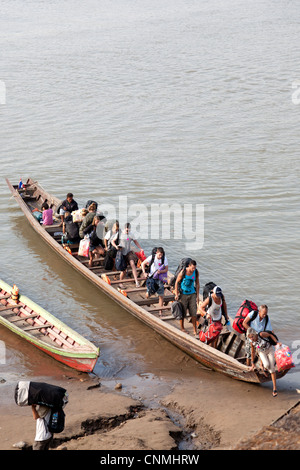 I turisti provenienti dalla Thailandia e di scendere sulla terra asciutta in Laos. Touristes venant de Thaïlande et débarquant au Laos. Foto Stock