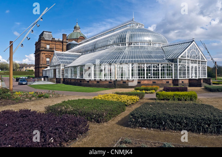 Palazzo del Popolo e giardini invernali in Glasgow Green park Glasgow Scozia Scotland Foto Stock