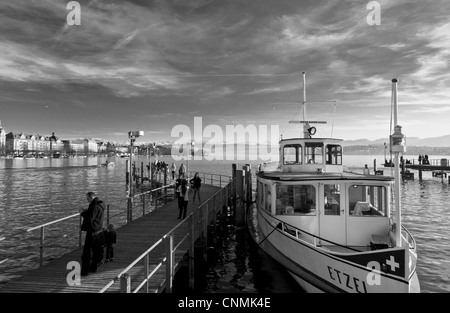 Persone preparate per lasciare al dock sul lago di Zurigo Foto Stock