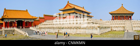 A 4 foto panoramiche di cucitura di turisti dentro la Città Proibita con la sala della suprema armonia in background. Foto Stock
