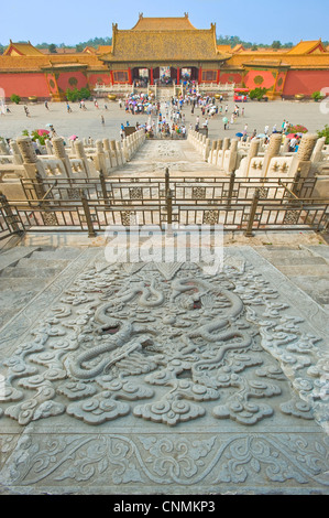 Una vista del pavimento intricati intagli nella parte posteriore del palazzo della purezza celeste guardando verso la porta della purezza celeste. Foto Stock