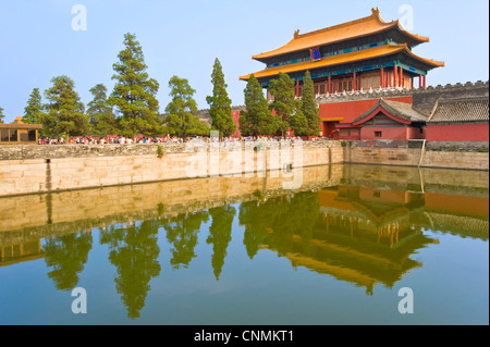 Il cancello di prodezza divina riflessa nel fossato del Palazzo (Tongzi egli) che circonda la Città Proibita di Pechino. Foto Stock