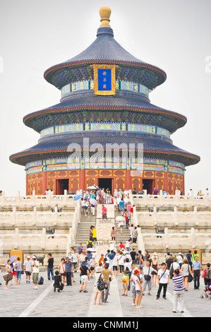 I turisti che visitano e scattare fotografie presso la Sala della Preghiera del Buon Raccolto nel Tempio del Paradiso complesso. Foto Stock