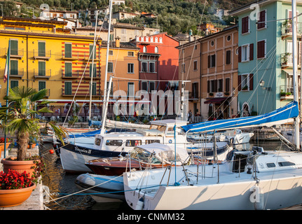 Barche nel porto di Torri del Benaco sul Lago di Garda, Italia Foto Stock