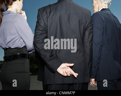 Imprenditore segretamente dita incrociate Foto Stock