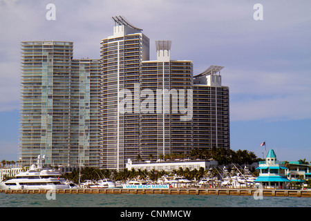 Miami Beach Florida,Biscayne Bay,Miami Beach,Marina,alto,condomini,skyline della città,icona,Murano Grande,barche,yacht,FL120331280 Foto Stock