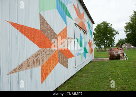 Trapuntato modello star outdoor murale dipinto sul lato di un fienile Foto Stock