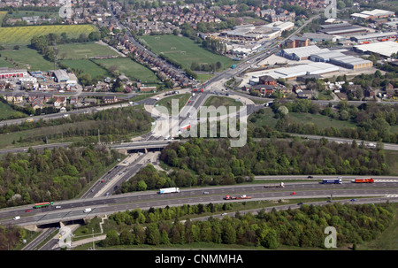 Vista aerea che guarda a nord-est sulla A62 Gelderd Road dello svincolo 27 della M62 a Birstall & Gildersome, vicino a Leeds Foto Stock