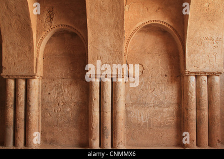 Interno del castello nel deserto di Qasr Kharana (costruita prima dell'inizio dell'VIII secolo) che mostra sassanide influenza. Est della Giordania. Foto Stock