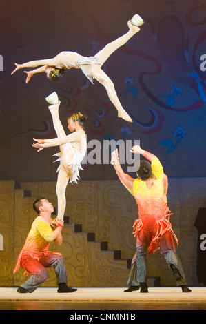 Uno degli atti di esecuzione al meraviglioso Chaoyang teatro acrobatico a Pechino. Foto Stock