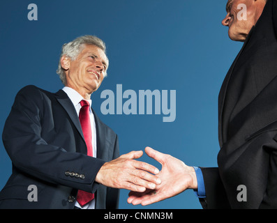 Uomini d'affari si stringono la mano all'aperto Foto Stock